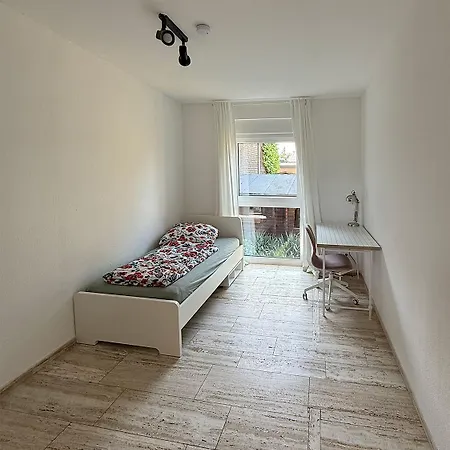 Moderner Splitlevel-bungalow Mit Garten *