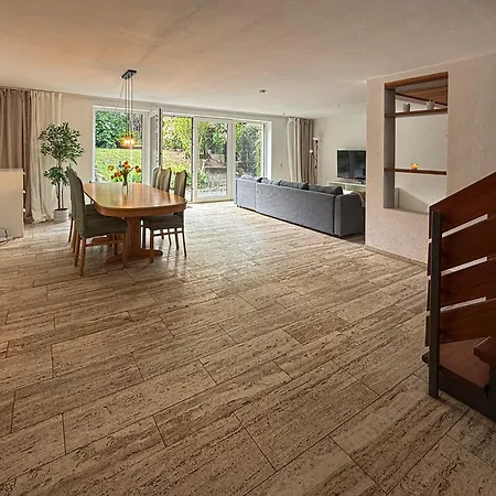 Vakantiehuis Moderner Splitlevel-bungalow Mit Garten