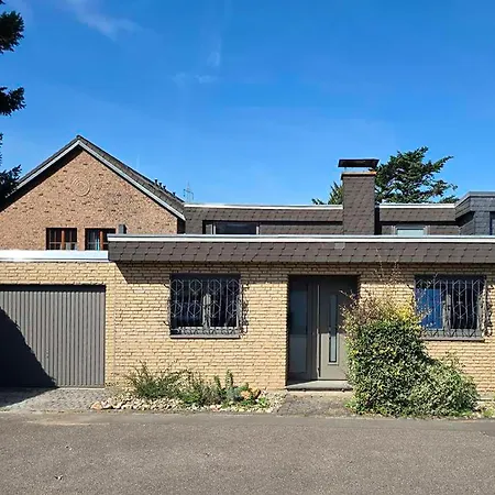 Moderner Splitlevel-bungalow Mit Garten Vakantiehuis